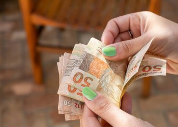 Dinheiro a vista: Governo anuncia pagamento antecipado de salários